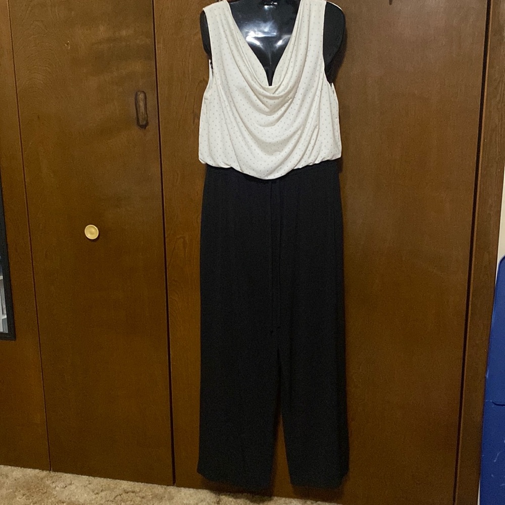 Brand: Calvin Klein
Size: 10
Color: black & white